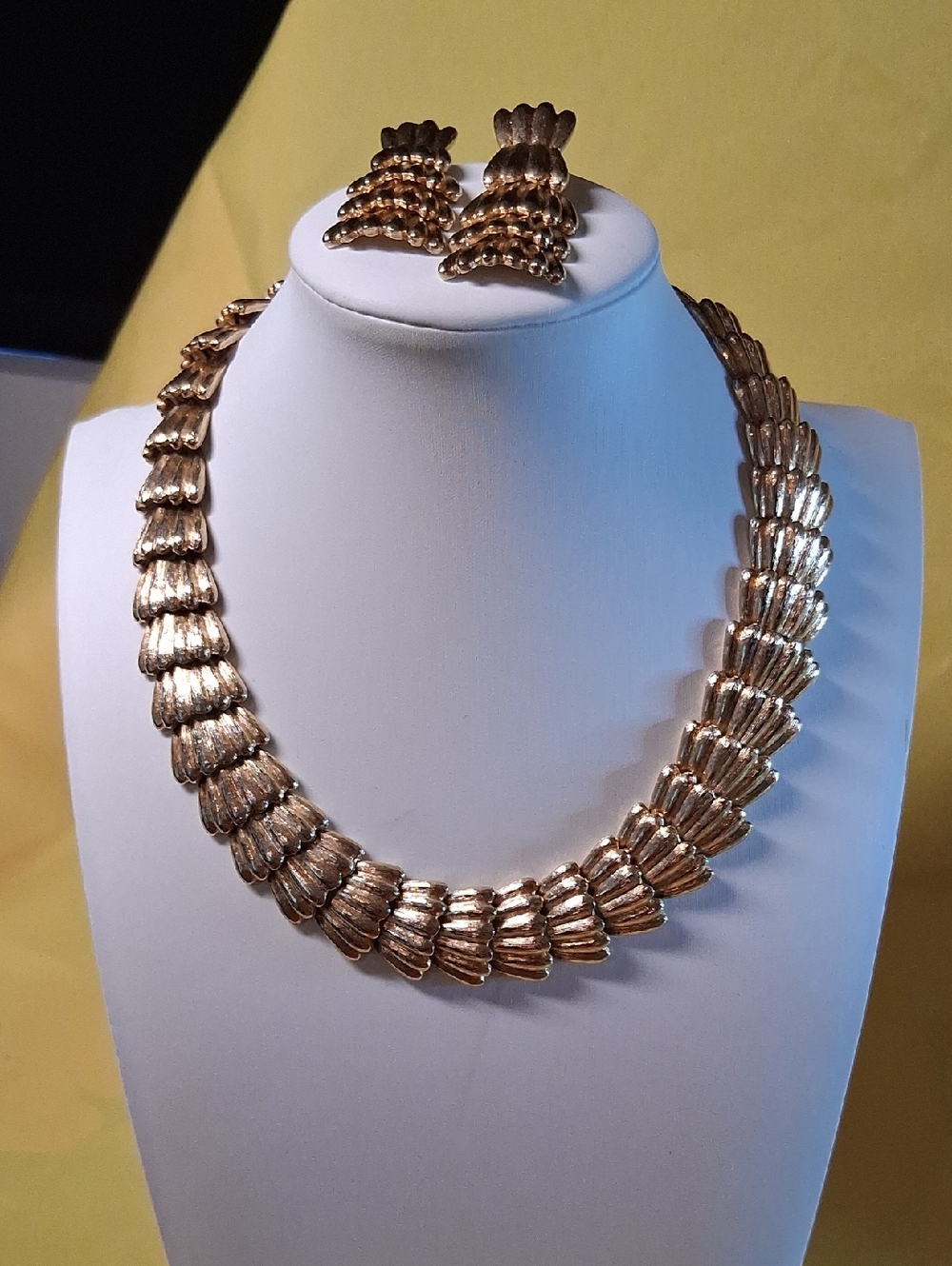 Vibtage Thick Gold Collar Chain And Long Earrings Setl
